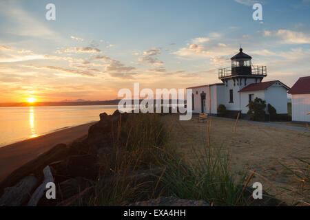 Wellen schlagen den Strand in den frühen Morgenstunden am Puget Sound Stockfoto