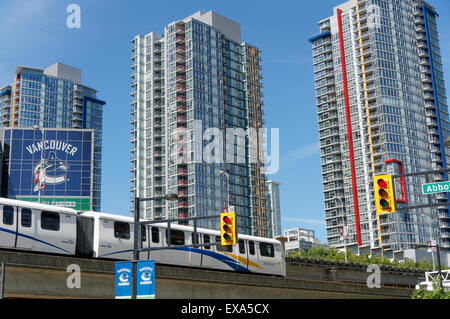 SkyTrain erhöhten Zug mit neu errichteten Eigentumswohnung Türme im Hintergrund, Vancouver, BC, Kanada Stockfoto