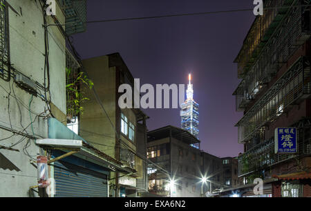 Asien, Taiwan, Taipei, Taipei 101 Wolkenkratzer erhebt sich über schmale Gasse in Kennedy Town Nachbarschaft in der Nacht am Winterabend Stockfoto