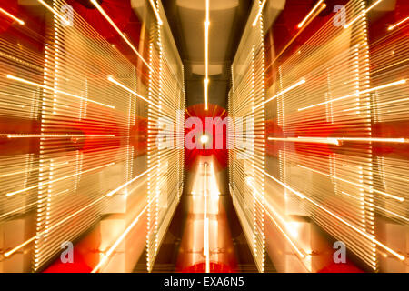 Taiwan, Taipeh, niedrigen Winkel Blick auf roten Lampions am Eingang nach Taipei 101 Gebäude, eines der höchsten Gebäude der Welt Stockfoto