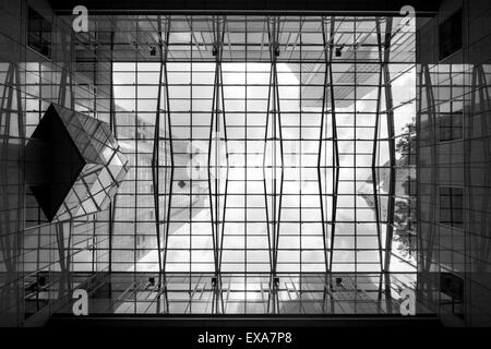 Asia, Singapur, Blick hinauf durch Glas und Stahl Atrium im Inneren der United Overseas Bank Building von Raffles Place Stockfoto