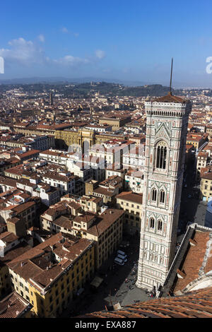 Blick auf Florenz und Giottos Campanile von Brunelleschis Kuppel in Italien Stockfoto