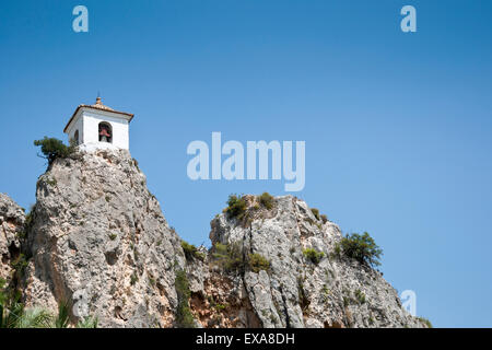 Glockenturm auf dem Gipfel des Berges, El Castell de Guadalest, Alicante, Spanien Stockfoto