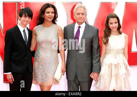 Dylan Douglas, Catherine Zeta Jones, Michael Douglas und Carys Douglas für die Europa-Premiere von Ant-Man, im Odeon Leicester Square in London ankommen. 08/07/2015/Picture alliance Stockfoto