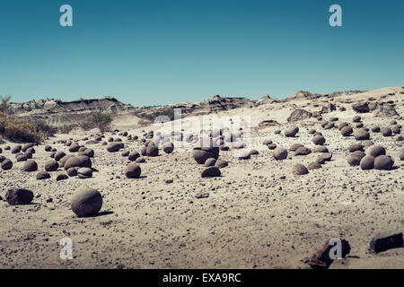 Sphärische Steine von Wirbeln im Wind in Ischigualasto Provincial Park, Valle de la Luna (Tal des Mondes) Stockfoto