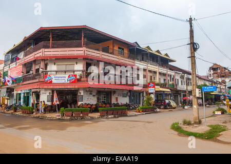 Ein Restaurant- und Wohngebäude an einer Kreuzung in der Preah Sihanouk Straße in Kampong Cham, Kambodscha. Stockfoto