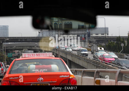 Straßenverkehr auf einer Überführung in Bangkok, Thailand. Stockfoto