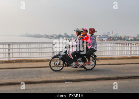 Autofahrer fahren auf der Chrong Changvar Brücke über den Tonle SAP Fluss in Phnom Penh, Kambodscha. Stockfoto