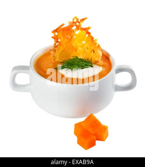 Creme von Kürbissuppe mit Parmesan-Chips isoliert Stockfoto