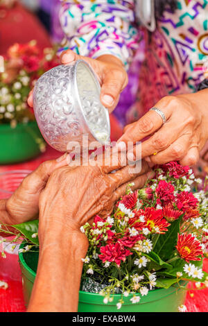 Wasser gießen, Buddha-Statue in Songkran Festival Tradition von Thailand Stockfoto