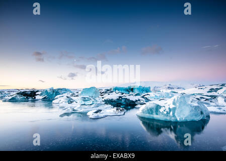 Eisberge schwimmen im Gletschersee Jökulsárlón bei Sonnenuntergang. Süd-Island Stockfoto