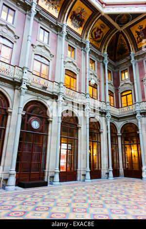 Die Halle der Nationen im Palacio da Bolsa oder Stock Exchange Palace, einem neoklassizistischen Gebäude im historischen Zentrum von Porto. Stockfoto