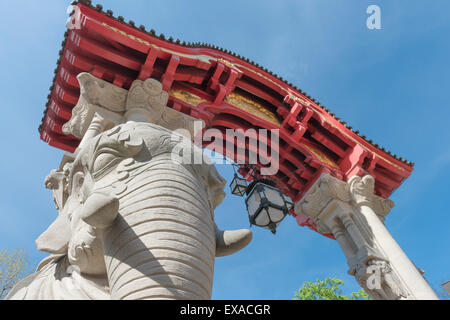 Berlin Zoo Eingang, Detail eines riesigen steinernen Elefanten gelegen am Eingang zum Zoo in Berlin Deutschland. Stockfoto