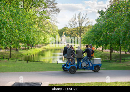 Berlin Touristen, Touristen auf einem Cyclo-Auto innehalten und betrachten das Venus-Becken (See) im Berliner Tiergarten. Stockfoto