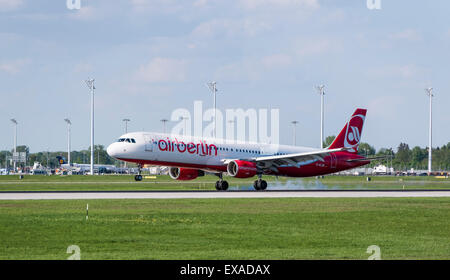 Air Berlin Airbus A321-211, Registrierungsnummer D-ALSB, landet auf dem Flughafen München, München, Upper Bavaria, Bavaria, Germany Stockfoto