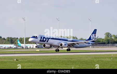 LOT Polish Airlines Embraer ERJ-195-200LR, Registrierungsnummer SP-LNB, landet auf dem Flughafen München, München, Bayern, Oberbayern Stockfoto