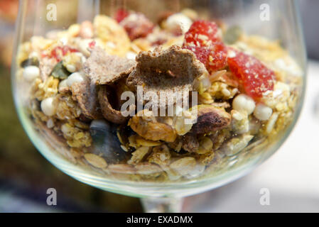 Müsli ist eine gesunde Ernährung für starken Menschen Stockfoto