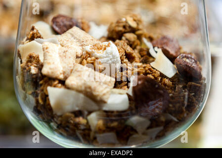 Müsli ist eine gesunde Ernährung für starken Menschen Stockfoto