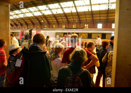 Bristol, UK. 10. Juli 2015. Bahn Streik. Streikposten an den Ansatz zu Bristol Temple Mead in Großbritannien auch die Passagiere in der Londoner Streik gefangen, während Bristol Templemeads Station. Credit: Robert Timoney/Alamy leben Nachrichten Stockfoto