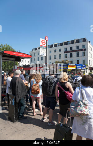 London, UK. 9. Juli 2015 - verursacht das größte Streik in der Londoner U-Bahn in 13 Jahren Pendler-Chaos in der ganzen Stadt. Am Bahnhof St. Pancras International und Kings Cross Stationen stecken beide Reisende auf nationale Schiene und Eurostar Züge, sowie regelmäßige Londoner auf überfüllten Bushaltestellen und gepackte Busse. Bildnachweis: Nathaniel Noir/Alamy Live-Nachrichten Stockfoto