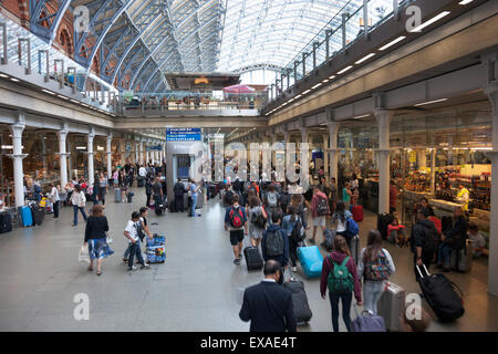 London, UK. 9. Juli 2015 - verursacht das größte Streik in der Londoner U-Bahn in 13 Jahren Pendler-Chaos in der ganzen Stadt. Ausfahrt St. Pancras International und Kings Cross Stationen Massen der Reisende aus dem Ausland mit dem Eurostar, ebenso wie Züge auf der nationalen Eisenbahnnetze entfernt von der u-Bahnstation umgebaut werden. Bildnachweis: Nathaniel Noir/Alamy Live-Nachrichten Stockfoto