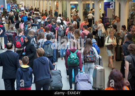 London, UK. 9. Juli 2015 - verursacht das größte Streik in der Londoner U-Bahn in 13 Jahren Pendler-Chaos in der ganzen Stadt. Ausfahrt St. Pancras International und Kings Cross Stationen Massen der Reisende aus dem Ausland mit dem Eurostar, ebenso wie Züge auf der nationalen Eisenbahnnetze entfernt von der u-Bahnstation umgebaut werden. Bildnachweis: Nathaniel Noir/Alamy Live-Nachrichten Stockfoto