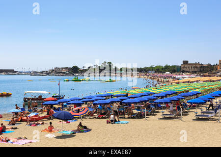 Urlauber und Touristen am Strand von Giardini Naxos, Messina Bezirk, Sizilien, Italien Stockfoto