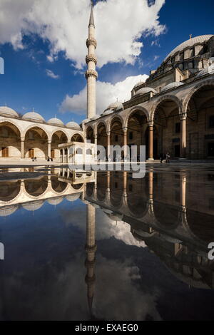 Außenseite der Süleymaniye-Moschee, UNESCO-Weltkulturerbe, Istanbul, Türkei, Europa Stockfoto