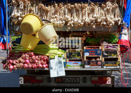 Frisches Obst und Gemüse für den Verkauf von der Rückseite eines LKW in Taormina, Messina Bezirk, Sizilien, Italien in der Nähe von Giardini-Naxos Stockfoto