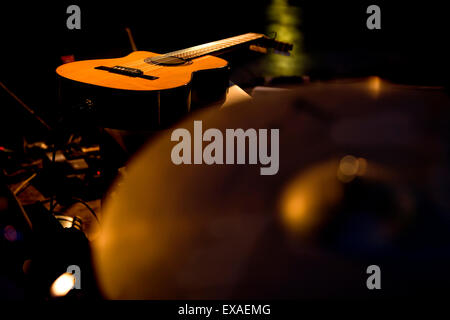 Eine akustische Gitarre unter Bühnenbeleuchtung Stockfoto