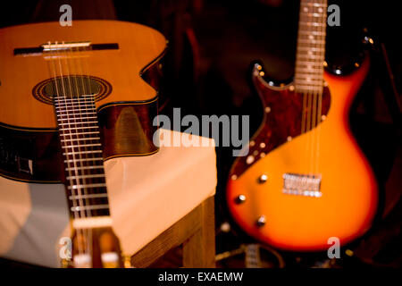 Elektrische und akustische Gitarren. Blick auf Griffbrett, Saiten, Hals und Truss Rod. Stockfoto