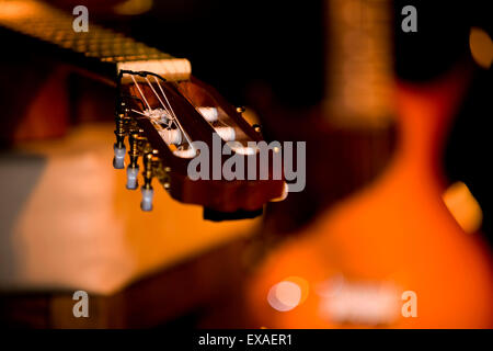 Nahaufnahme der Gitarre Kopf Lager und tuning Stifte Stockfoto