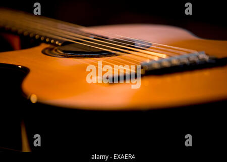 Gitarrensaiten und Schallloch. Stockfoto