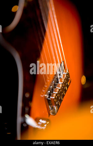 Gitarrensaiten und Brücke. Stockfoto