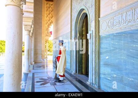 Königliche Garde im Dienst am Mausoleum von Mohammed V in Rabat, Marokko, Nordafrika, Afrika Stockfoto