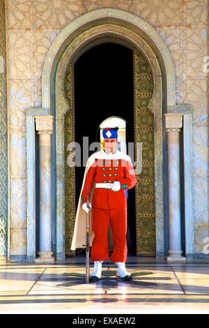 Königliche Garde im Dienst am Mausoleum von Mohammed V in Rabat, Marokko, Nordafrika, Afrika Stockfoto