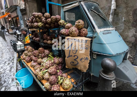 Lokalen Artischocken für den Verkauf von Piaggio van, historischen Zentrum (Centro Storico), der UNESCO, Neapel, Kampanien, Italien Stockfoto