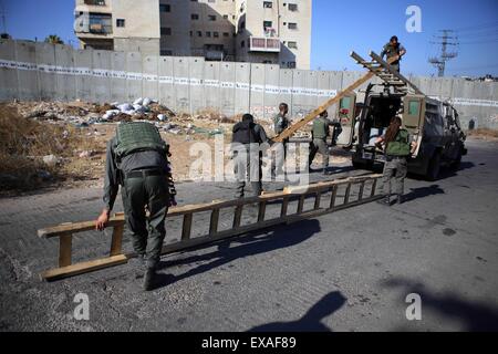 Ramallah, Westjordanland, Palästinensische Gebiete. 10. Juli 2015. Israelische Soldaten beschlagnahmen eine Leiter, die Palästinenser dazu benutzten, Klettern über die befestigte Grenze. Bildnachweis: ZUMA Press, Inc./Alamy Live-Nachrichten Stockfoto