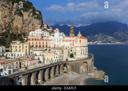 Kirche von Santa Maria Maddalena, Stadt und Strand, Atrani, Costiera Amalfitana (Amalfiküste), der UNESCO, Kampanien, Italien Stockfoto