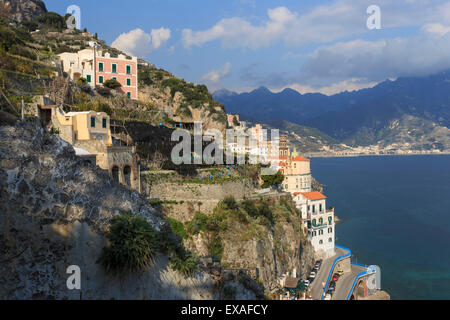 Cliff Seitenansicht in Richtung Atrani und fernen Maiori, Costiera Amalfitana (Amalfiküste), der UNESCO, Campania, Italien Stockfoto