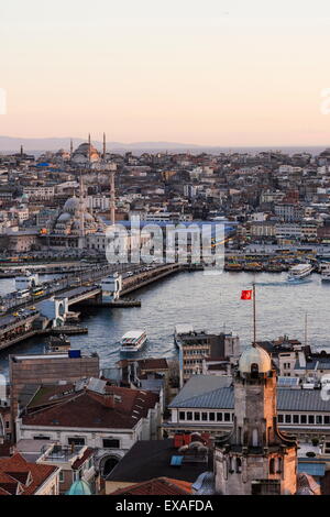 Blick auf Skyline von Istanbul aus der Galata-Turm bei Sonnenuntergang, Beyoglu, Istanbul, Türkei, Europa Stockfoto