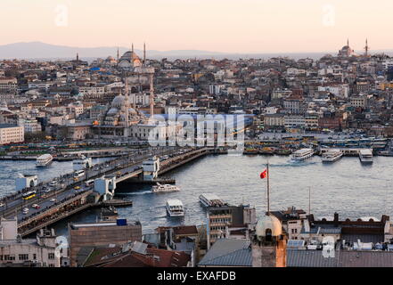 Blick auf Skyline von Istanbul aus der Galata-Turm bei Sonnenuntergang, Beyoglu, Istanbul, Türkei, Europa Stockfoto