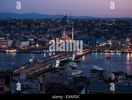 Blick auf Skyline von Istanbul aus der Galata-Turm bei Nacht, Beyoglu, Istanbul, Türkei, Europa Stockfoto