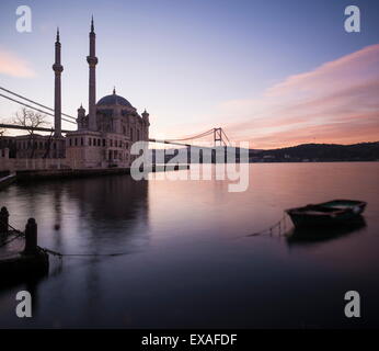 Äußere Ortakoy-Moschee und Bosporus Brücke bei Dämmerung, Ortakoy, Istanbul, Türkei, Europa Stockfoto