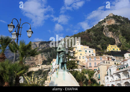 Blick vom Wasser auf Statue, Stadt von Amalfi und Hang, Costiera Amalfitana (Amalfiküste), der UNESCO, Campania, Italien Stockfoto