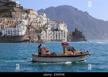 Fischer in Angeln Boot Köpfe heraus zum Meer von Amalfi Harbour, Costiera Amalfitana, UNESCO, Campania, Italien Stockfoto