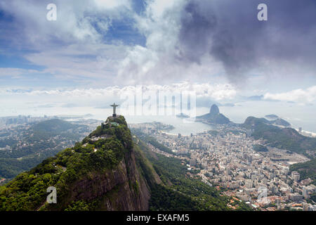 Rio De Janeiro Landschaft zeigt, der Christus, Corcovado und Zuckerhut, der UNESCO, Rio De Janeiro, Brasilien, Südamerika Stockfoto