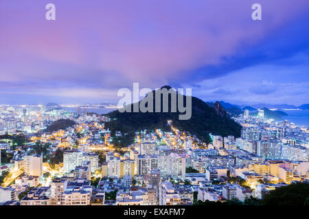 Twilight, beleuchtete Blick auf Copacabana, der Morro de Sao Joao, Botafogo und der atlantischen Küste von Rio, Rio De Janeiro, Brasilien Stockfoto