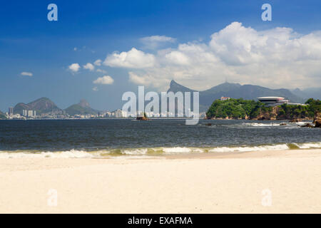 Icarai Beach in Niteroi mit Niemeyers MAC im Vordergrund und die Landschaft von Rio hinter Rio De Janeiro, Brasilien Stockfoto