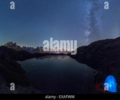 Camping unter den Sternen am Lac des Cheserys, mit der Auswahl des Mont Blanc im Hintergrund, Haute Savoie. Französische Alpen, Frankreich Stockfoto